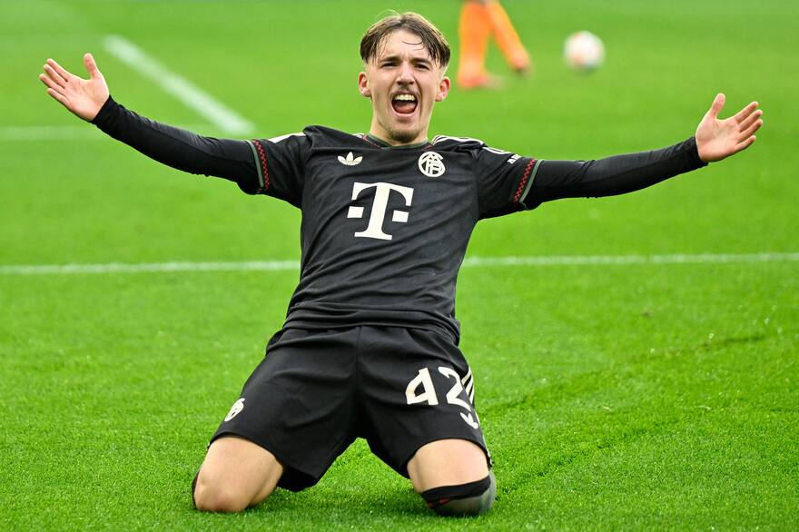 Lennart R Lennart Karl, la joya de 17 años del Bayern Munich, convirtió su primer ...