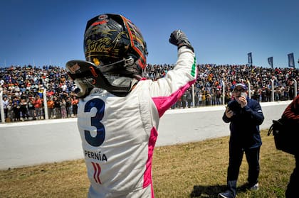 La celebración de Leonel Pernía con el público, en la recta del autódromo Oscar Cabalén, de Alta Gracia