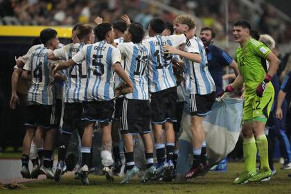 La celebración de los jugadores argentinos del Sub 17 tras la victoria 3-0 ante Brasil, por los cuartos de final del Mundial de Indonesia