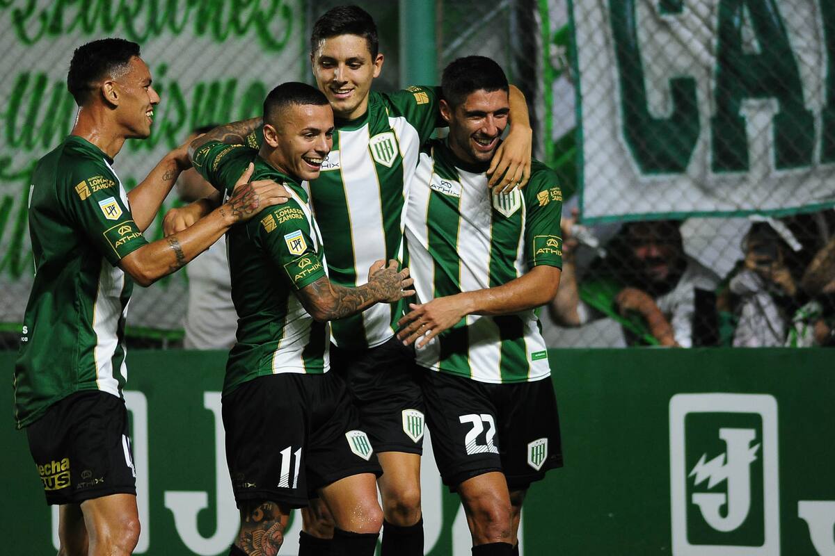 La celebración de los jugadores de Banfield, que se lucieron y golearon a Gimnasia por 4-0, por la Copa de la Liga.