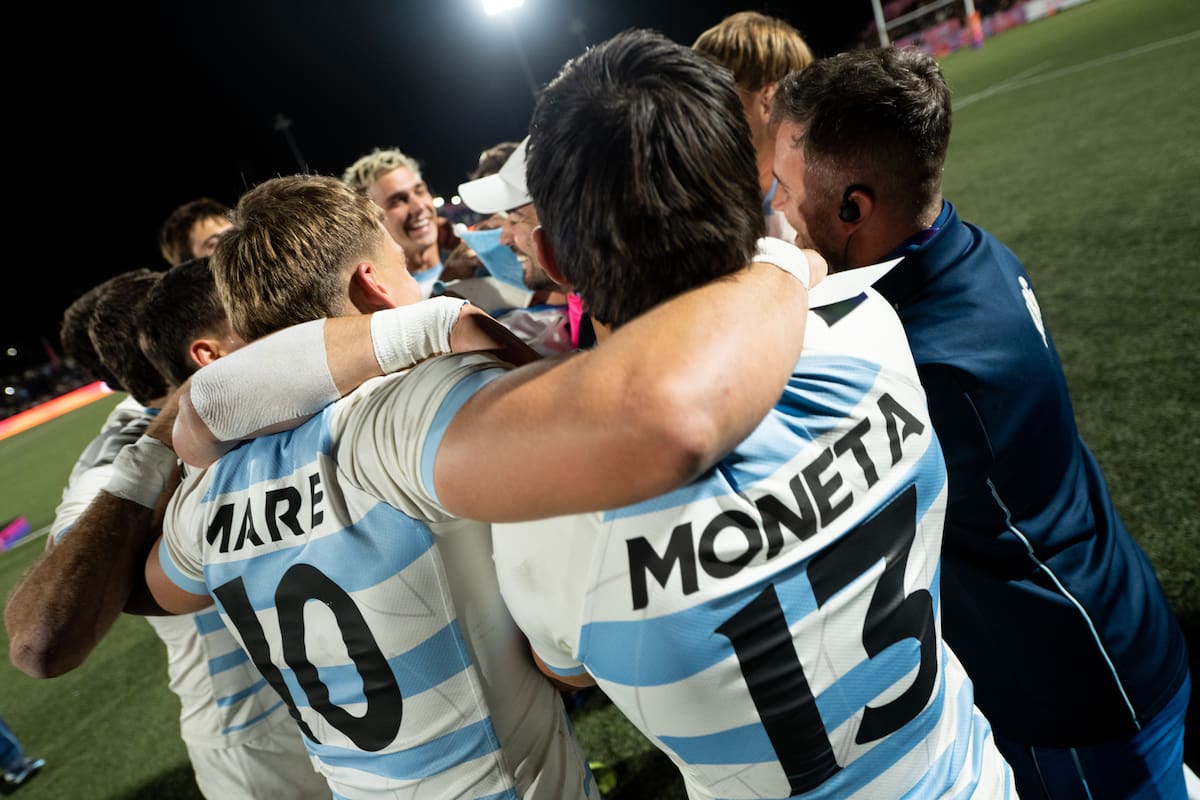 La celebración de los Pumas 7s, tras la victoria en el estadio del Hipódromo de Rosario. Foto: Lucía Ríos.