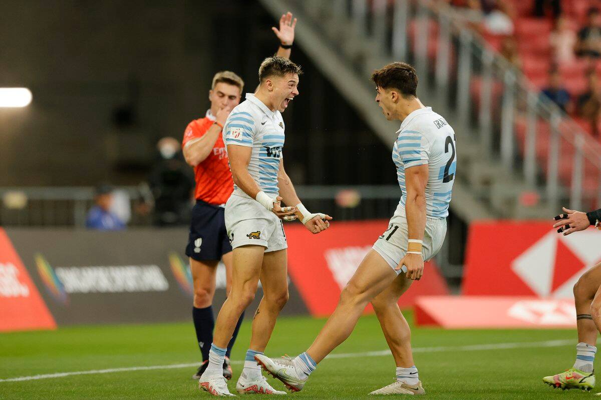 La celebración de Marcos Moneta y Mateo Graziano en el Seven de Singapur