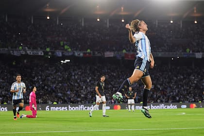 La celebración de Nico Paz, que tuvo una definición exquisita para marcar el 2-0 parcial ante Bolivia