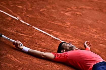 La celebración de Novak Djokovic al vencer a Casper Ruud en la final de Roland Garros; conquistó su 23° trofeo de Grand Slam y superó en el récord a Nadal