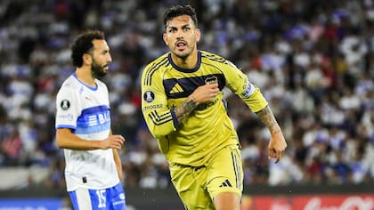 La celebración de Paredes, con la mano en el escudo: el volante abrió el marcador con un golazo