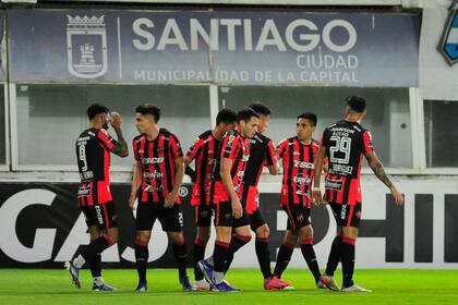 La celebración de Patronato después de uno de los goles en Santiago del Estero; los de Paraná se llevaron un triunfo valioso del norte