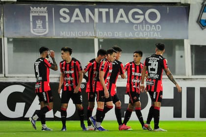 La celebración de Patronato después de uno de los goles en Santiago del Estero; los de Paraná se llevaron un triunfo valioso del norte