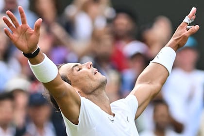 La celebración de Rafael Nadal tras vencer a Taylor Fritz y clasificarse para las semifinales de Wimbledon.