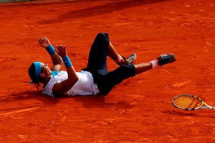 La celebración de Rafael Nadal tras vencer a Roger Federer en la final de Roland Garros 2007: su raqueta acaba de ser subastada por miles de dólares