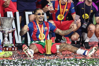 La celebración de Raphinha después de ganar la Supercopa Española con Barcelona