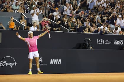 La celebración de Sebastián Báez, bicampeón del ATP 500 de Río de Janeiro, en el court central Guga Kuerten