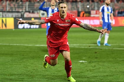 La celebración de Sebastian Polter, autor del agónico gol que le dio la victoria a Unión Berlín en el último clásico; lejos del calor y el calor del pasado, esta vez el derbi será sin público y ajustándose a los protocoles que estableció la Bundesliga por la pandemia mundial de Covid-19