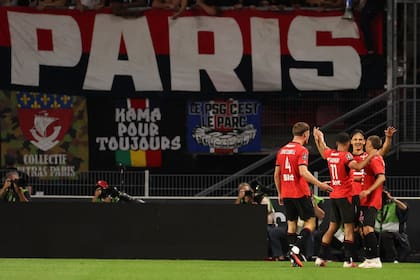 La celebración de Stade Rennais por el gol de su delantero Esteban Lepaul, que puso el sorprendente 2-0 en el primer tiempo que llevó a Luis Enrique a las modificaciones.