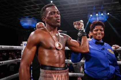 La celebración de Subriel Matías, nuevo campeón superligero de la Federación Internacional de Boxeo (FIB)