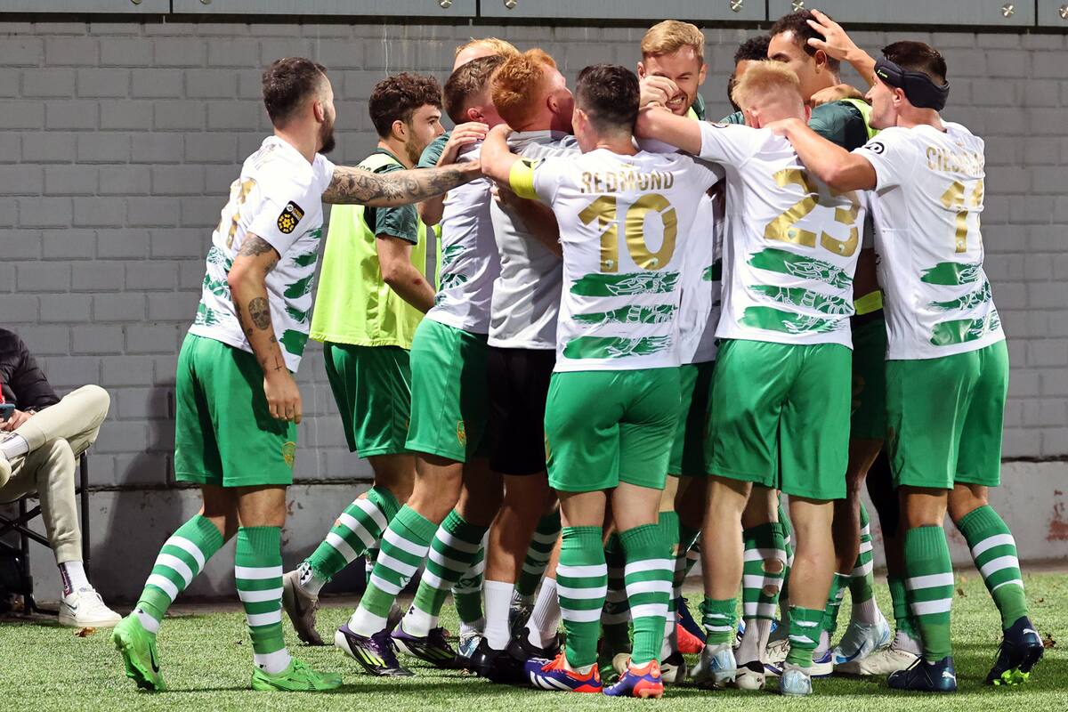 La celebración de The New Saints, el club que llega a la Conference League después de una goleada por 3-0 en la última serie eliminatoria