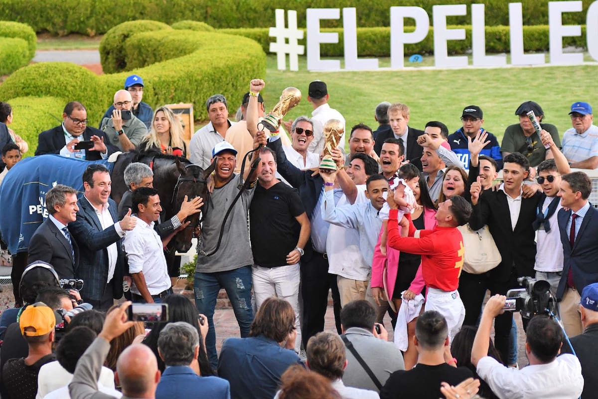 La celebración de todo el equipo de The Punisher, con el jockey Martín Valle alzando a su hija y otros, con las réplicas de la copa del mundo