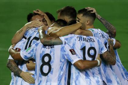 La celebración de todos tras el gol de Joaquín Correa; Argentina estiró su buen momento en Caracas