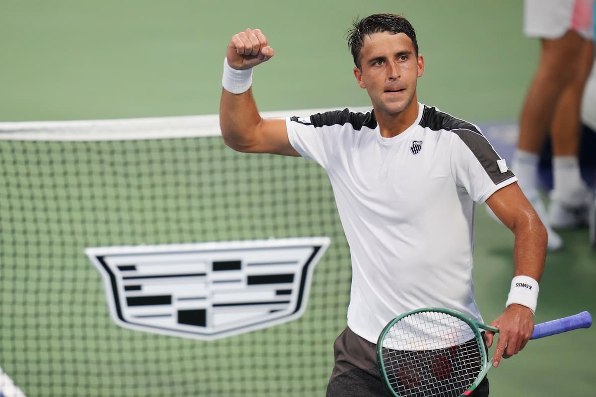 La celebración de Tomás Martin Etcheverry tras una victoria por amplio margen en el Abierto de los Estados Unidos (AP Photo/Kirsty Wigglesworth)