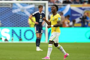 Aprovechó un blooper de la defensa de Escocia, gana con gol de Vinicius y es puntero