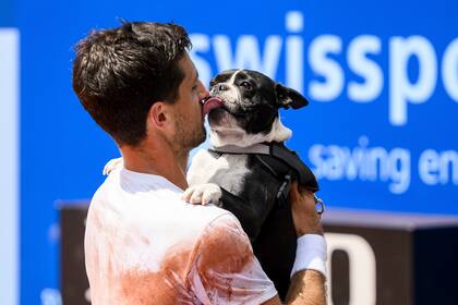 La celebración del cordobés Pedro Cachin, al coronarse en el ATP de Gstaad, con su amado perro Tango