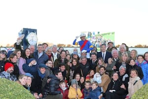 El caballo que nadie quiso y superó una cirugía ya es una estrella, y sus dueños llevaron en andas al jockey