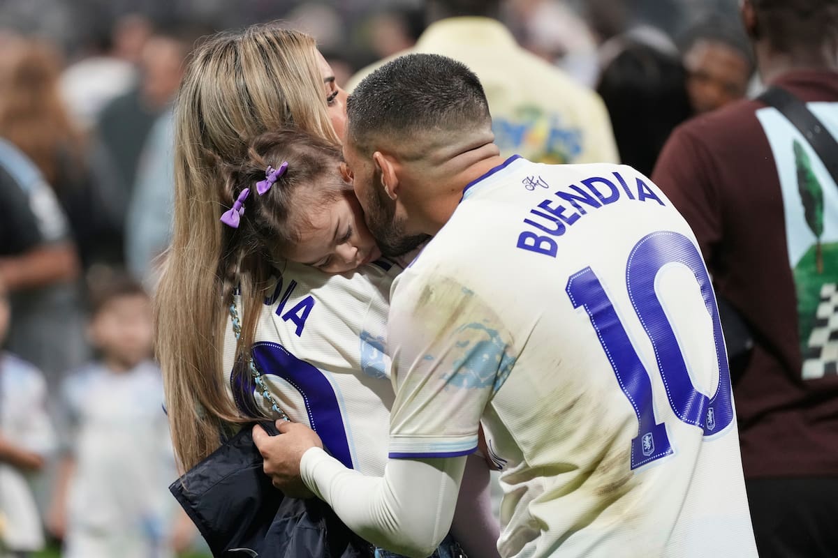 La celebración en familia de Emiliano Buendía, que tuvo una actuación consagratoria en Aston Villa, campeón de la Europa League