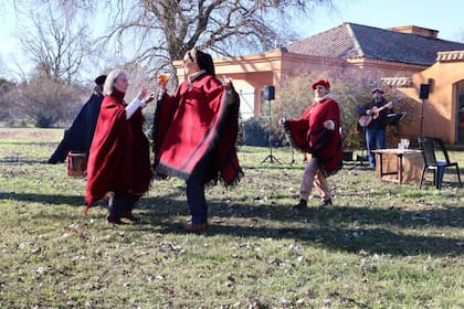 La celebración en honor a Güemes, de marcado aire telúrico, incluyó guitarreada y baile, como un eco de las peñas que forman parte de la cultura salteña