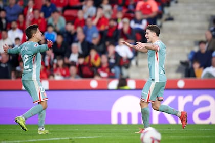 La celebración entre Simeone y Álvarez tras el gol del exRiver y City ante Mallorca