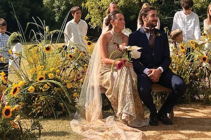 La celebración fue muy emotiva y los amigos de los novios dijeron unas palabras. Dos días antes habían hecho una religiosa, en parroquia Miguel Arcángel, en el pueblo.