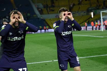 La celebración irónica con binoculares de los jugadores de Derby County