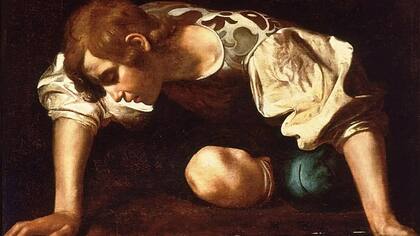 La célebre imagen de Narciso -realizada por Caravaggio- contemplando su propio reflejo en el lago