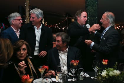 La cena de Fundación Pescar fue un momento de encuentros de grandes referentes del polo argentino: Delfín Uranga, "Taio" Novillo Astrada y Eduardo Heguy. La noche tuvo música, juegos, maquillaje en vivo, rifas e incluso un remate