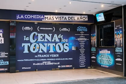 La cena de los tontos en su versión actual que se presenta en Astral, una de las históricas salas que posee dos boleterías enfrentadas a las que se tiene acceso desde la vereda