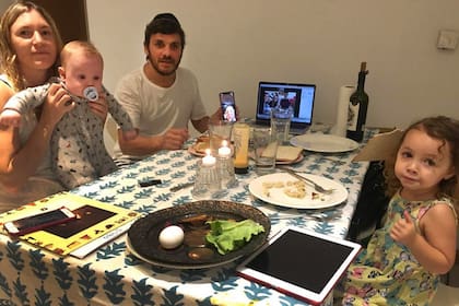 La cena en familia, el saludo cotidiano y hasta el nacimiento de un nieto se comparten a la distancia en días de cuarentena, cuando dispositivos y redes son los mejores aliados