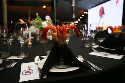 La cena por el 20 aniversario incluyó cóctel de camarones