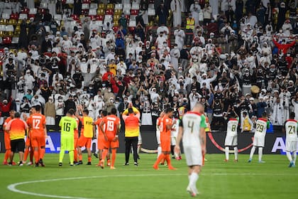 La cenicienta del Mundial de Clubes: los jugadores del AS Pirae, de Tahití, aplauden a los espectadores tras perder por 4-1 con Al Jazira, de Emiratos Árabes