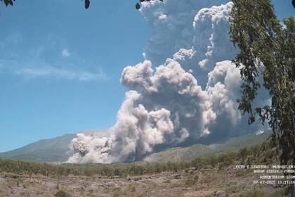 La ceniza volcánica cubre aldeas cerca de un volcán en erupción en Indonesia