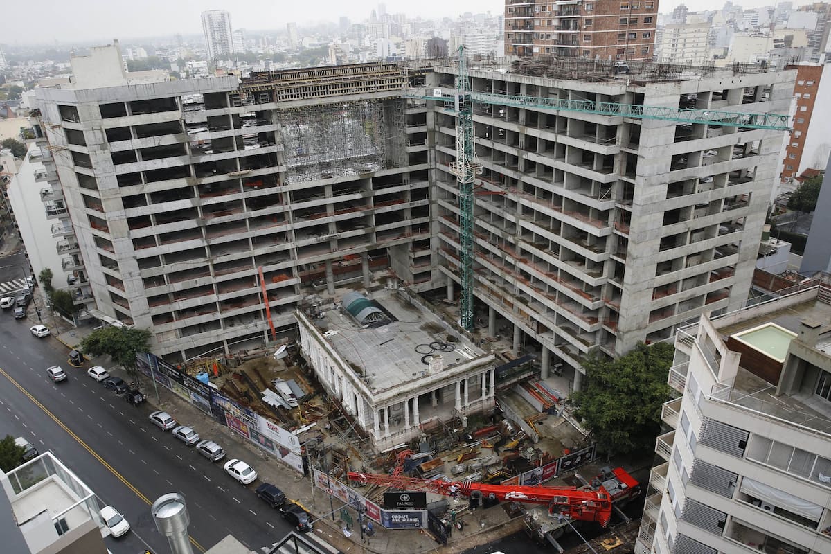 La centenaria mansión Roccatagliata, rodeada por las torres paralizadas