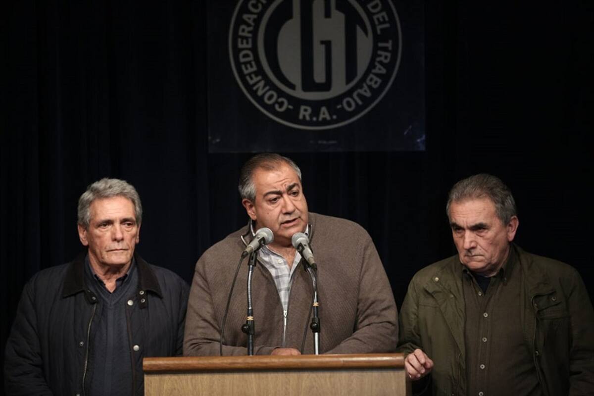 La central ratificó al actual triunvirato y convocó a todos los secretarios generales para agosto