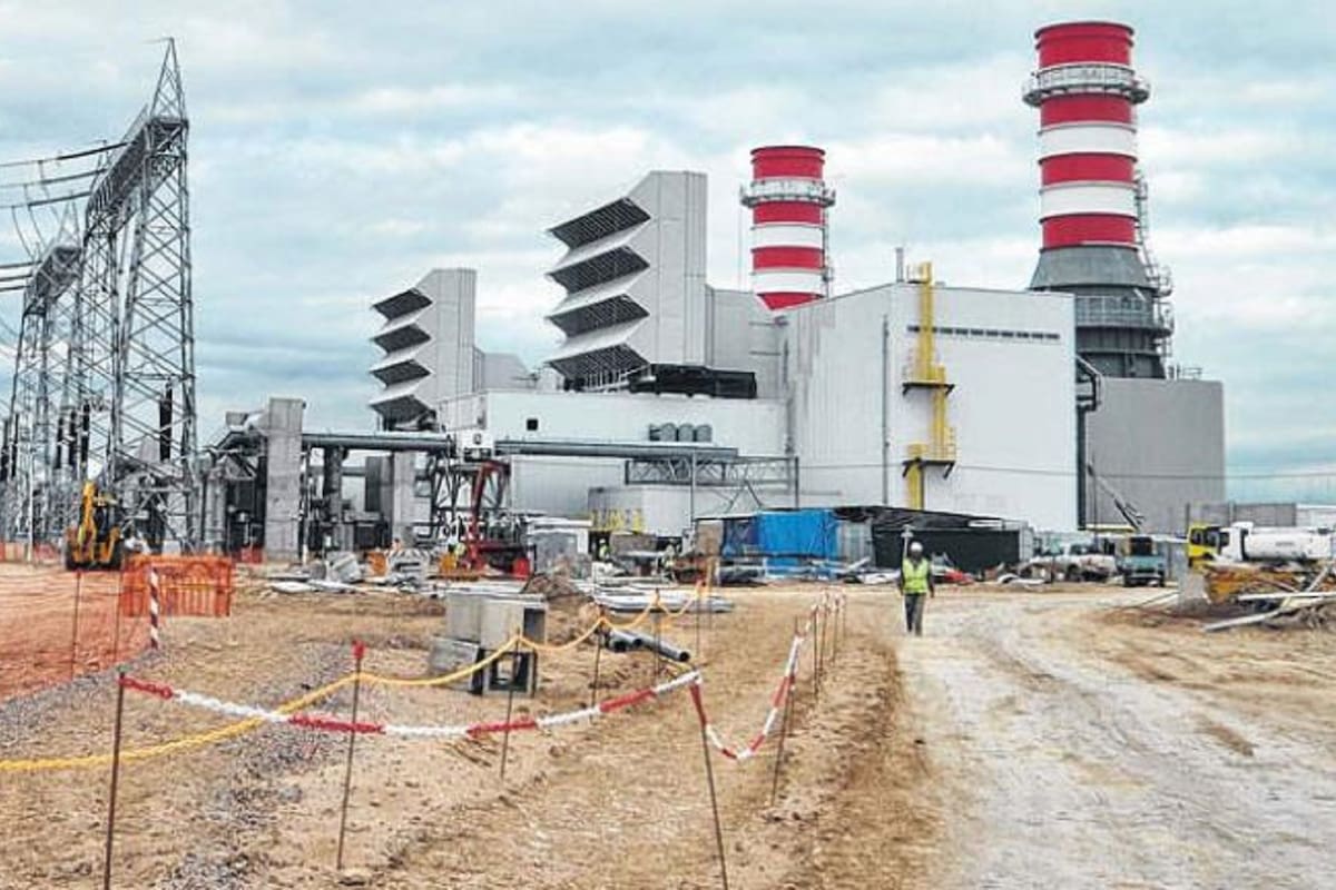 La central termoeléctrica durante su construcción en Villa María