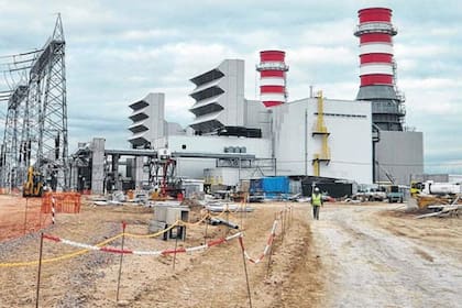 La central termoeléctrica durante su construcción en Villa María