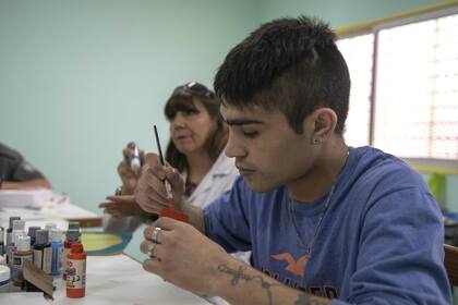 La CEPI 21 (U-21 y U-22), de Cutral-Có, Neuquén, un establecimiento primario que reúne a estudiantes de dos unidades de detención, crea juegos didácticos en madera y materiales reciclables para otras escuelas de la provincia