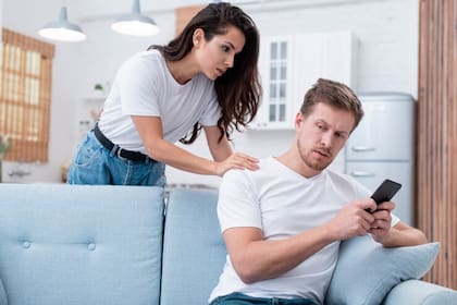 La cercanía física y emocional constituye otra señal relevante. La reducción de abrazos, besos, caricias o muestras espontáneas de afecto puede coincidir con un distanciamiento más amplio