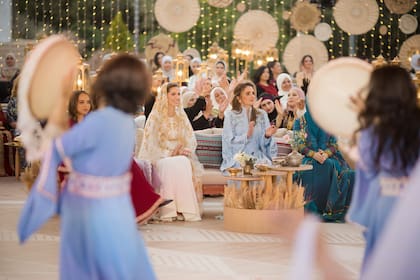 La ceremonia celebra la despedida de la novia de su familia de origen y sus primeros pasos como mujer casada.