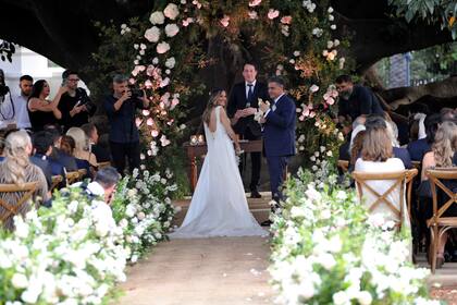 La ceremonia civil fue al aire libre, en un espacio de La Rural decorado con flores silvestres. Para que todo saliera perfecto, el evento estuvo a cargo de la wedding planner Adela Braun. Hubo lista de regalos en una casa de decoración o bien se podía realizar una donación a la fundación "Morfables 21".