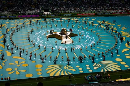 La ceremonia combinó música, danza, efectos visuales y referencias a la diversidad cultural de los tres países organizadores —México, Estados Unidos y Canadá—, aunque el foco principal estuvo puesto en la celebración de las raíces mexicanas