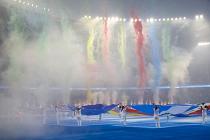 La ceremonia de inauguración del Mundial Sub 20 fue una propuesta ambiciosa de globos, banderas, bengalas y fuegos artificiales en la que hubo guiños a la música argentina