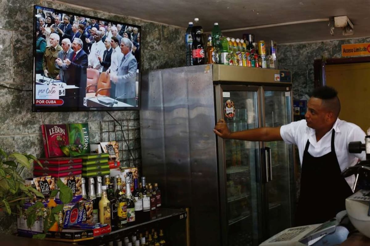 La ceremonia de traspaso, seguida por televisión en un restaurante de La Habana
