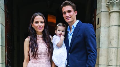 La ceremonia, en la parroquia San Martín de Tours, comenzó a las 17. Ivana lució un vestido de guipure de la marca Sandro que combinó con sandalias Sarkany. Suri llevó un traje de plumetí de La Folie y Tomás fue de Armani.