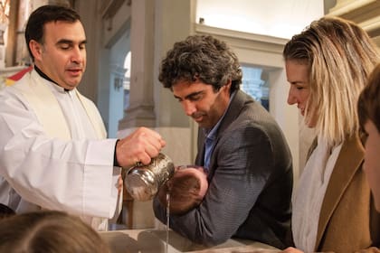 La ceremonia estuvo a cargo del padre Martín Bourdieu (también bautizó a Fucsia, su hija mayor) y contó con la presencia de las dos familias, Dodero y San Miguel.